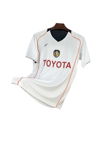 Camiseta Valencia CF Retro 04/05 edición limitada, diseño clásico, perfecta para coleccionistas y fanáticos del fútbol.
