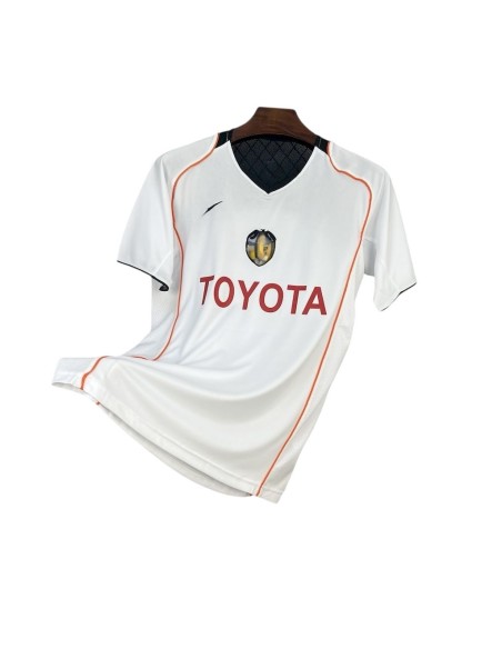Camiseta Valencia CF Retro 04/05 edición limitada, diseño clásico, perfecta para coleccionistas y fanáticos del fútbol.