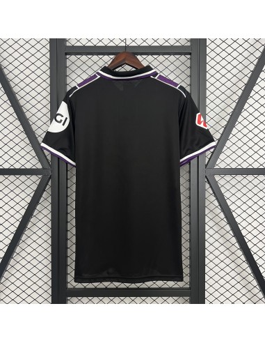 Vista frontal de la camiseta Real Valladolid Visitante 25/26, perfecta para fanáticos del fútbol