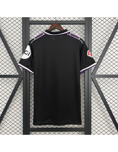 Vista frontal de la camiseta Real Valladolid Visitante 25/26, perfecta para fanáticos del fútbol